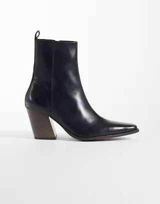 ASOS DESIGN chelsea boots with concealed gusset and leather detailing in black