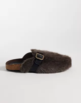 Glamorous furry clogs with buckle in chocolate