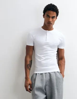 4505 seamless rib muscle fit training henley t-shirt in white