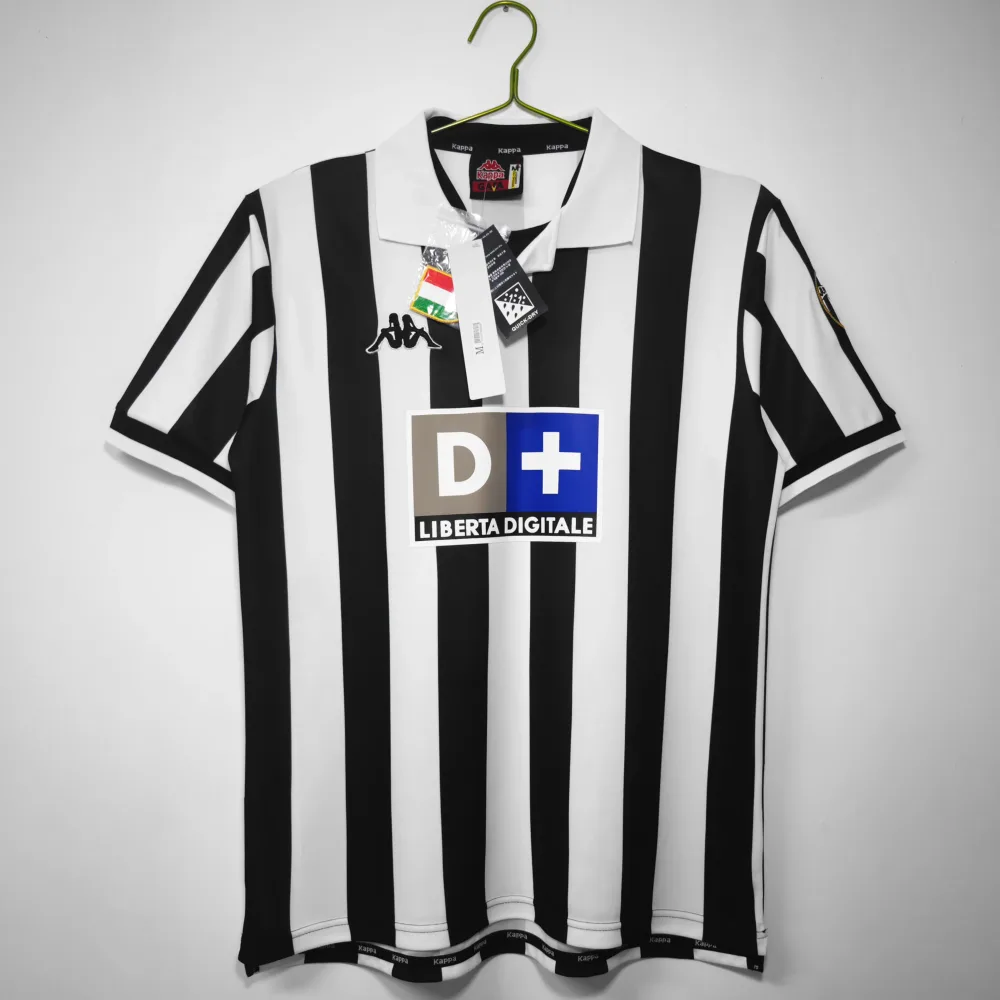 Retro 99/00 Juventus home jersey