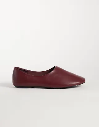 Glamorous flats in deep red