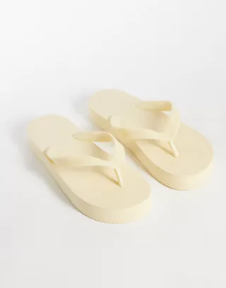 ASOS DESIGN Flavio flip flops in buttermilk