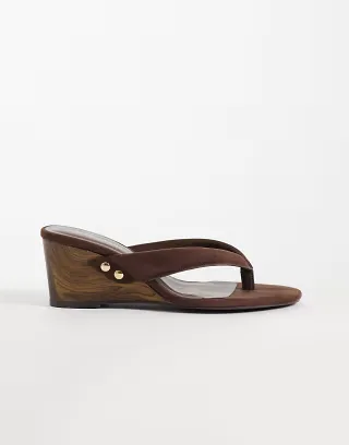 Glamorous toe thong wedge sandals in brown suedette