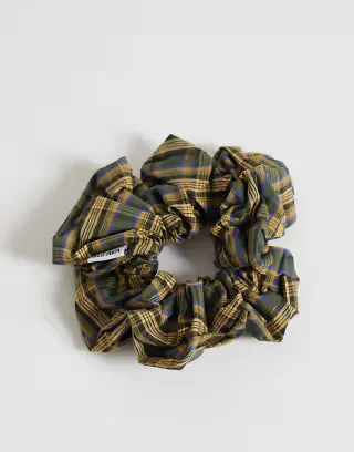 Sui Ava scrunchie in yellow tartan
