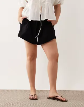ASOS DESIGN Curve linen look pull on shorts in black