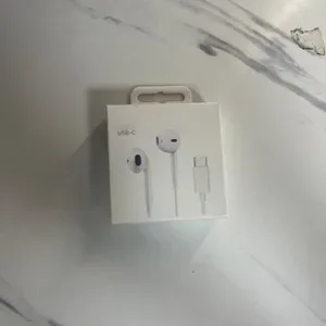 USB Type C Wired Earbuds, In-Ear Headphones with Mic & Volume Control, HiFi Stereo USB-C Headset Auriculares with Retail