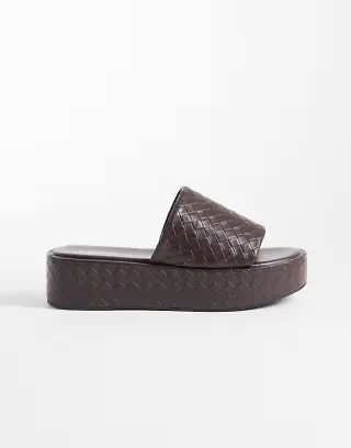 Glamorous flatform sandals in woven brown