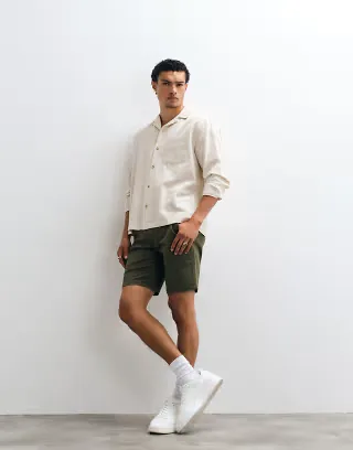 Farah Hawk straight leg twill shorts in khaki