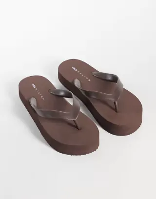 ASOS DESIGN Flavio flip flops in chocolate