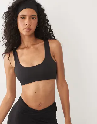 4505 active scoop neck racer back medium support sports bra in black