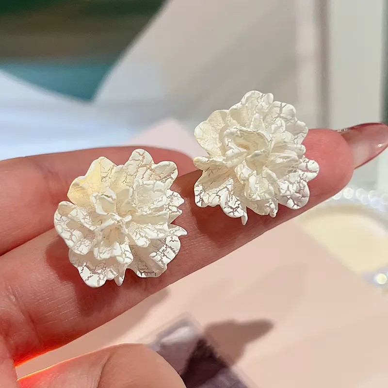Blooming White Flower Stud Earrings for Women Irregular Petal Acrylic Korean Fashion Girls Ear Accessories