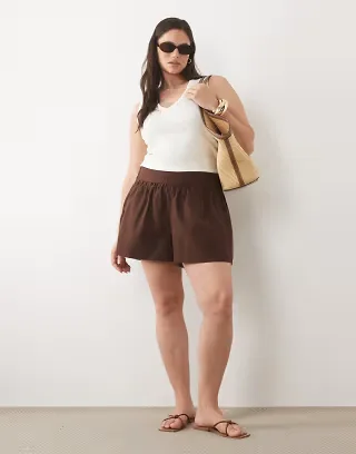ASOS DESIGN Curve linen look pull on shorts in chocolate