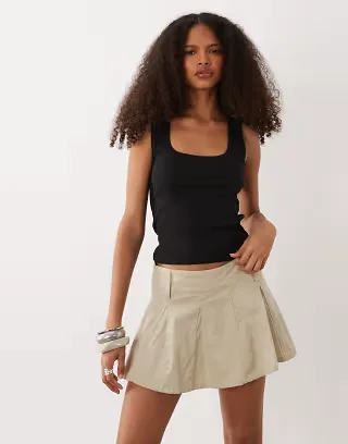 Motel mobley pleated mini skirt in beige