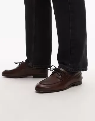 Tommy Hilfiger flexible boat shoe in brown