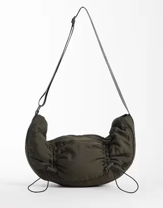 4505 woven sing bag with ruched detail and inner pocket in coffee