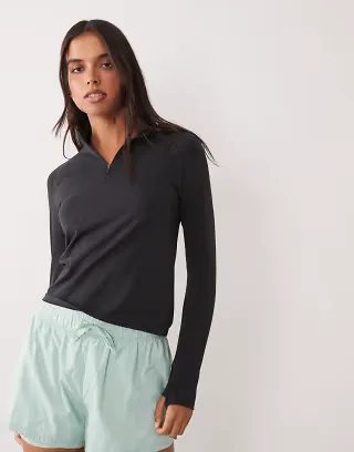 4505 lightweight seamless 1/4 zip long sleeve running top in black