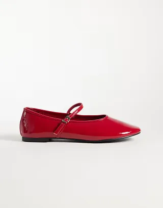 Glamorous ballet flats in red patent