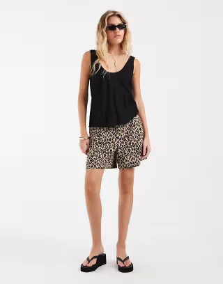 ONLY high waist shorts in leopard print