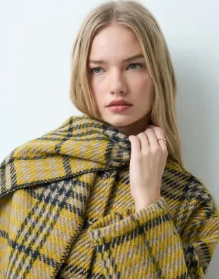 Vila short textured tweed jacket with detachable scarf in yellow check