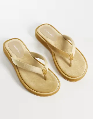 Glamorous velvet flip flops in gold