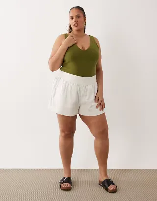 ASOS DESIGN Curve linen look pull on shorts in off white